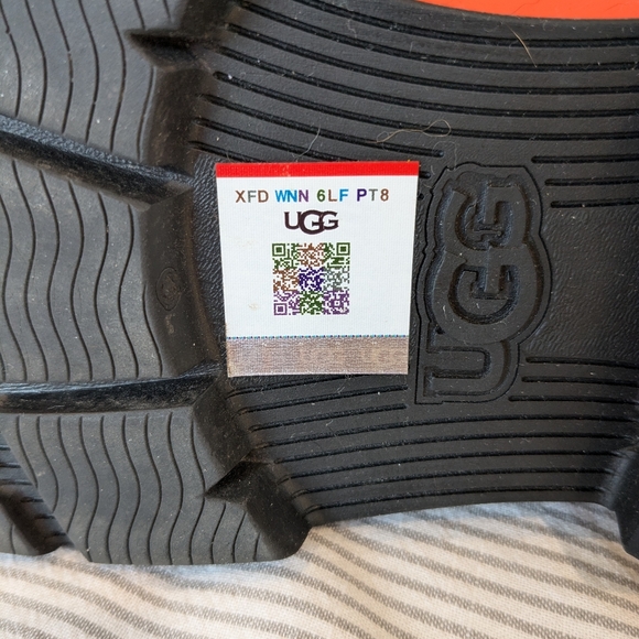 UGG Droplet Rain Boot - Picture 8 of 8